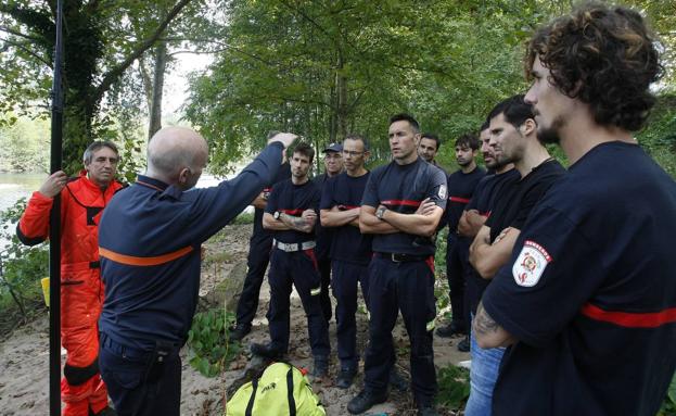 Bomberos y jardineros de Torrelavega reciben formación para hacer frente a la avispa asiática