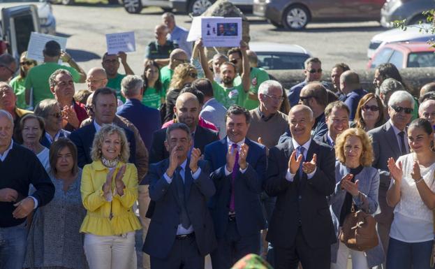 Los sindicatos reciben a Mañanes y Revilla con gritos de 'dimisión' en el arranque oficial del curso