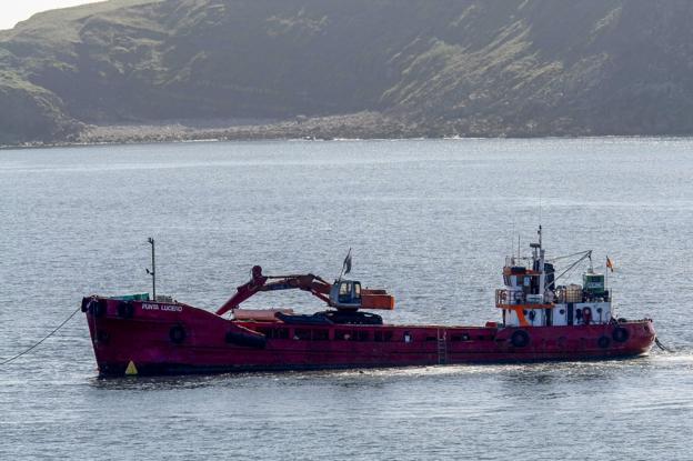 La empresa que reflota la draga de Suances teme que el mal tiempo frene la operación