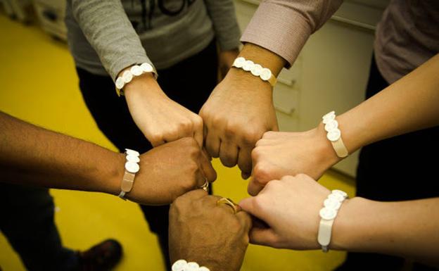 Crean una pulsera que avisa de la radiación solar