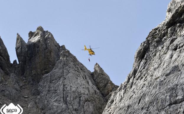 Herido muy grave un senderista de Santander tras caer 60 metros en Cangas de Onís