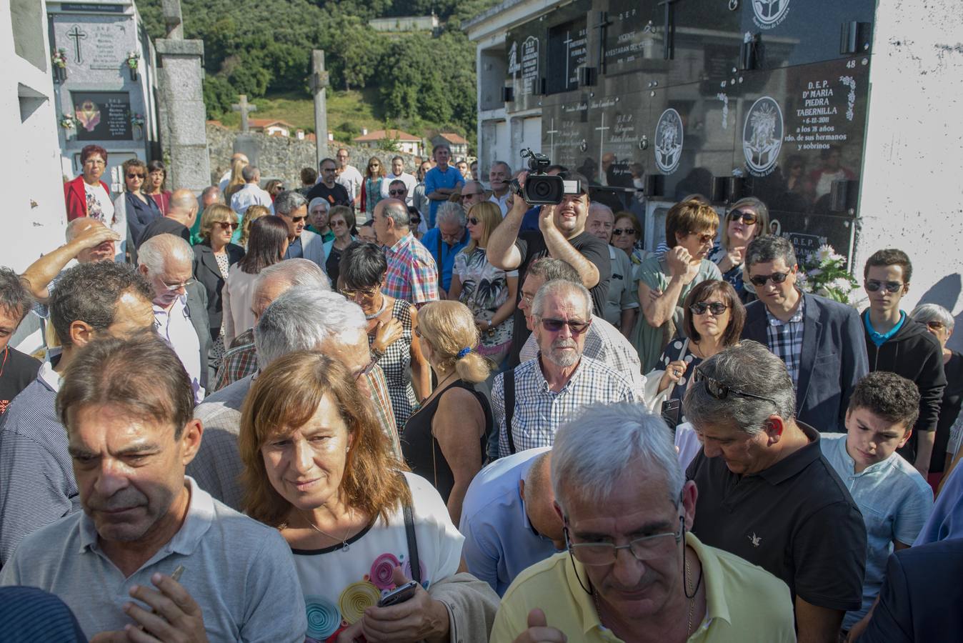 Homenaje a las víctimas de la Guerra Civil enterradas en la fosa común en Limpias