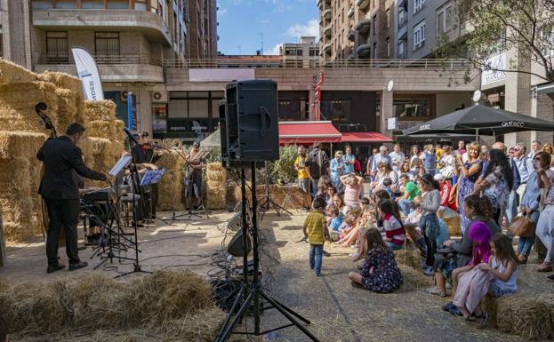 Un efímero teatro de pacas de paja en la Plaza de las Cervezas, centro de ARTEcturaS