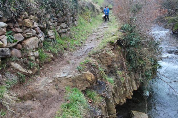 Confederación repara el argayo de la ruta peatonal hacia La Engaña