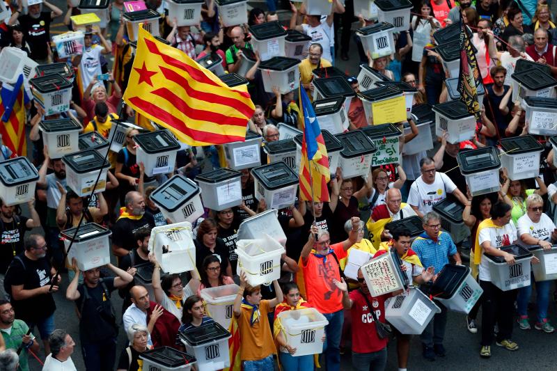 Miles de personas marchan hacia el Parlament para exigirle que proclame ya la república