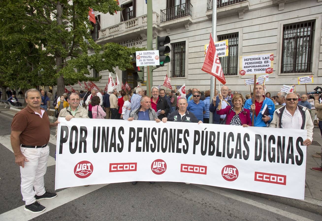 Los pensionistas cortan el tráfico en Santander para exigir que se respeten sus derechos