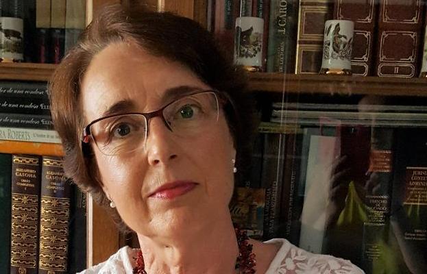 Elena Bargues presenta hoy su séptima novela 'Hilvanes y contrabando'