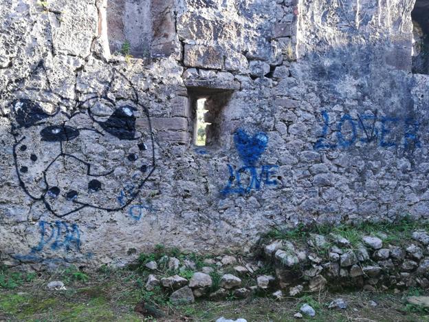 Las ruinas de la ermita de San Julián de Liendo aparecen llenas de pintadas