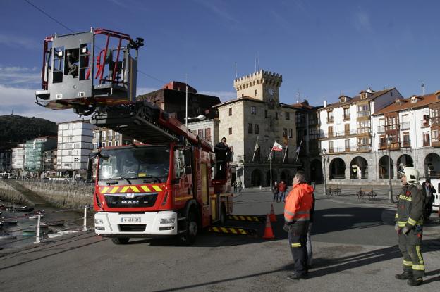 Castro intenta otra vez adquirir un camión autoescala para los bomberos