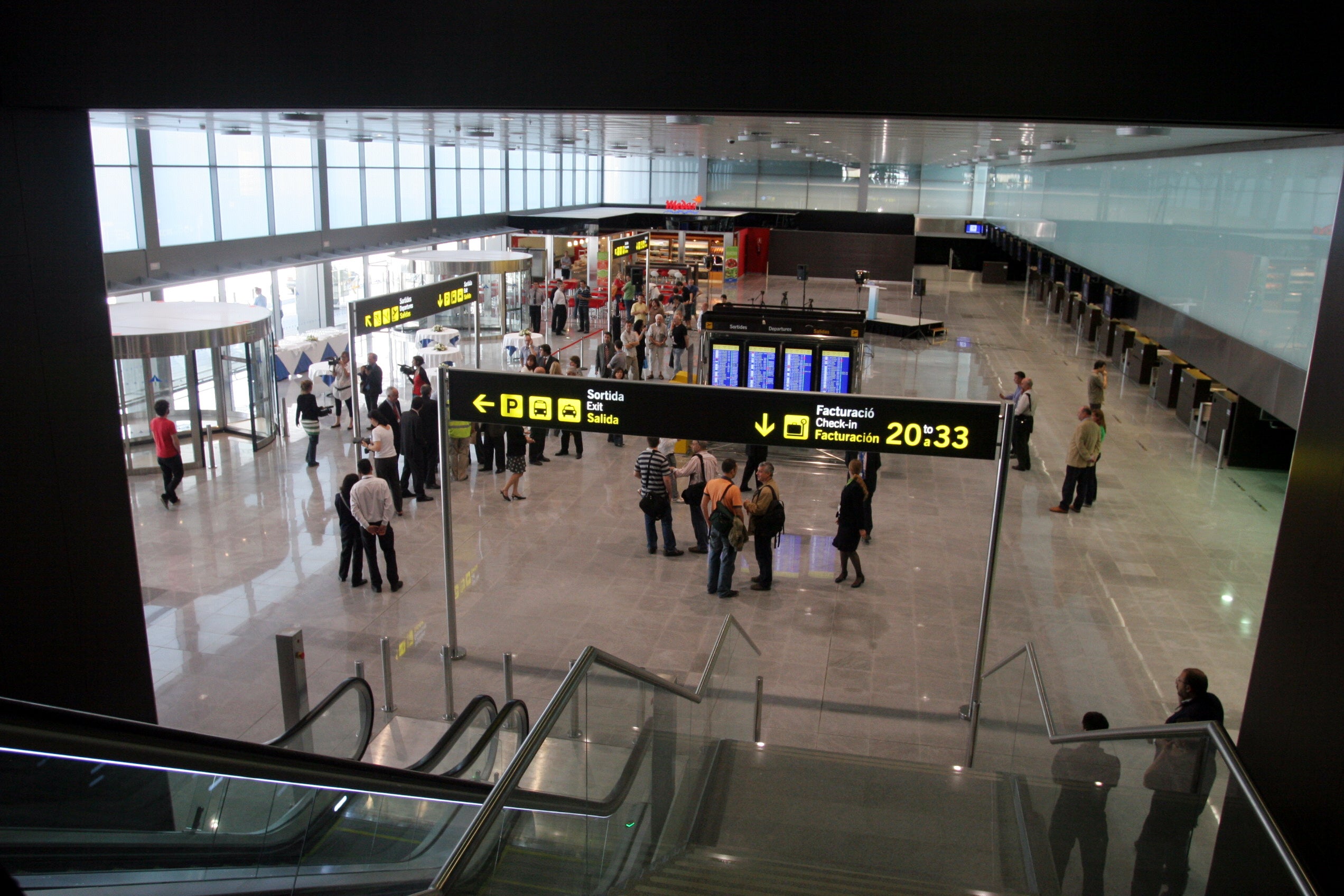 Intervenido casi un millón de euros en la maleta de dos pasajeros en El Prat