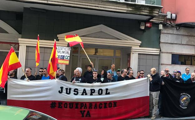 Policías y guardias civiles consideran «un acto de desprecio» que el PSOE les «cierre las puertas de su sede»