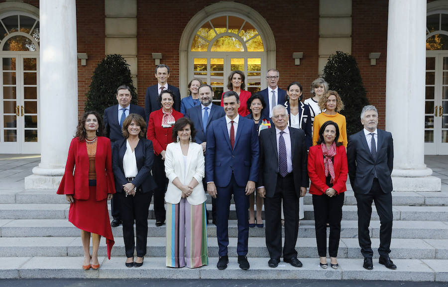 Sánchez preside la foto oficial de su Gobierno tras la incorporación de Carcedo