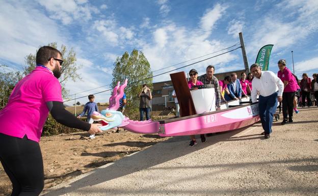 Las Estelas Rosas botan su 'dragón' en el pantano del Ebro