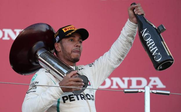 Hamilton ya saborea el champán de campeón