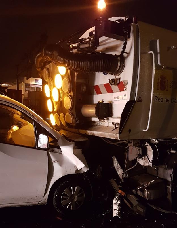 Una conductora resulta ilesa tras empotrarse contra un camión de mantenimiento de carreteras