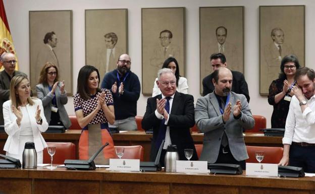 El relato de un enfermo de trastorno mental emociona a la reina y al Congreso