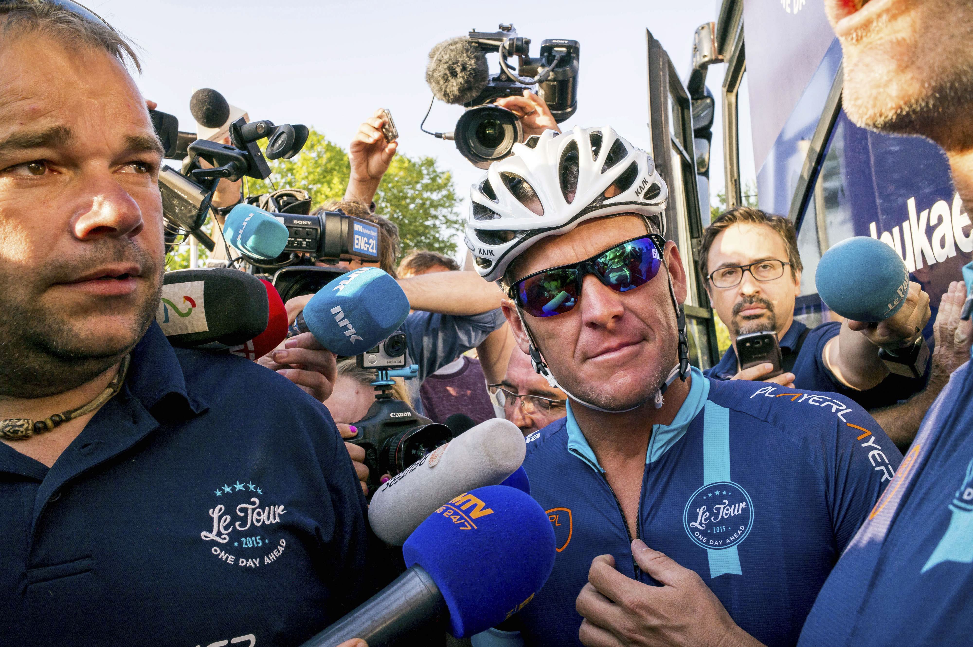 Armstrong ofrece uno de sus trofeos del Tour a Thomas