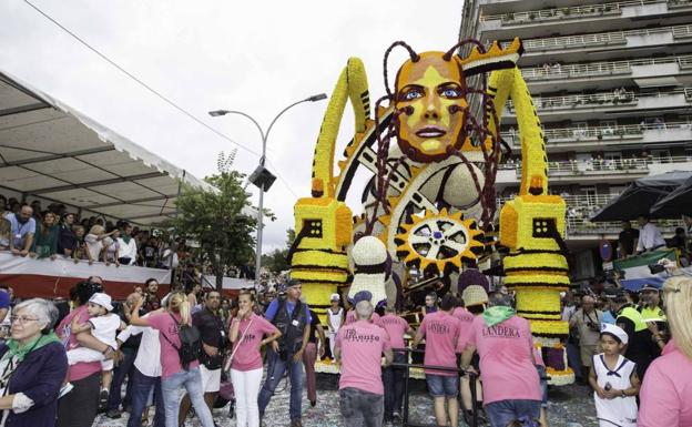 Los comerciantes de Laredo, en contra de volver a adelantar la Batalla de Flores en 2019