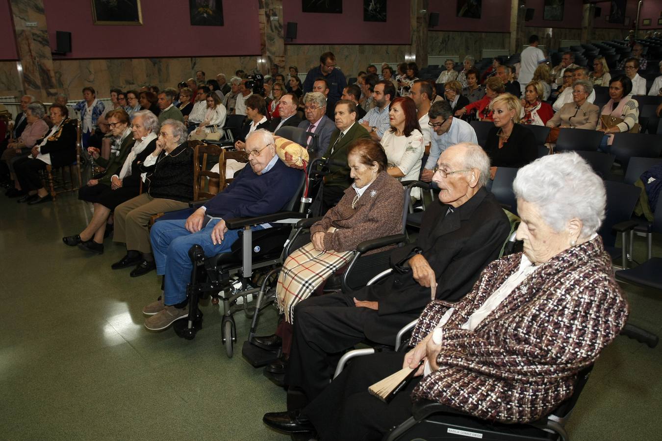 Homenaje a los nonagenarios del Asilo de Torrelavega