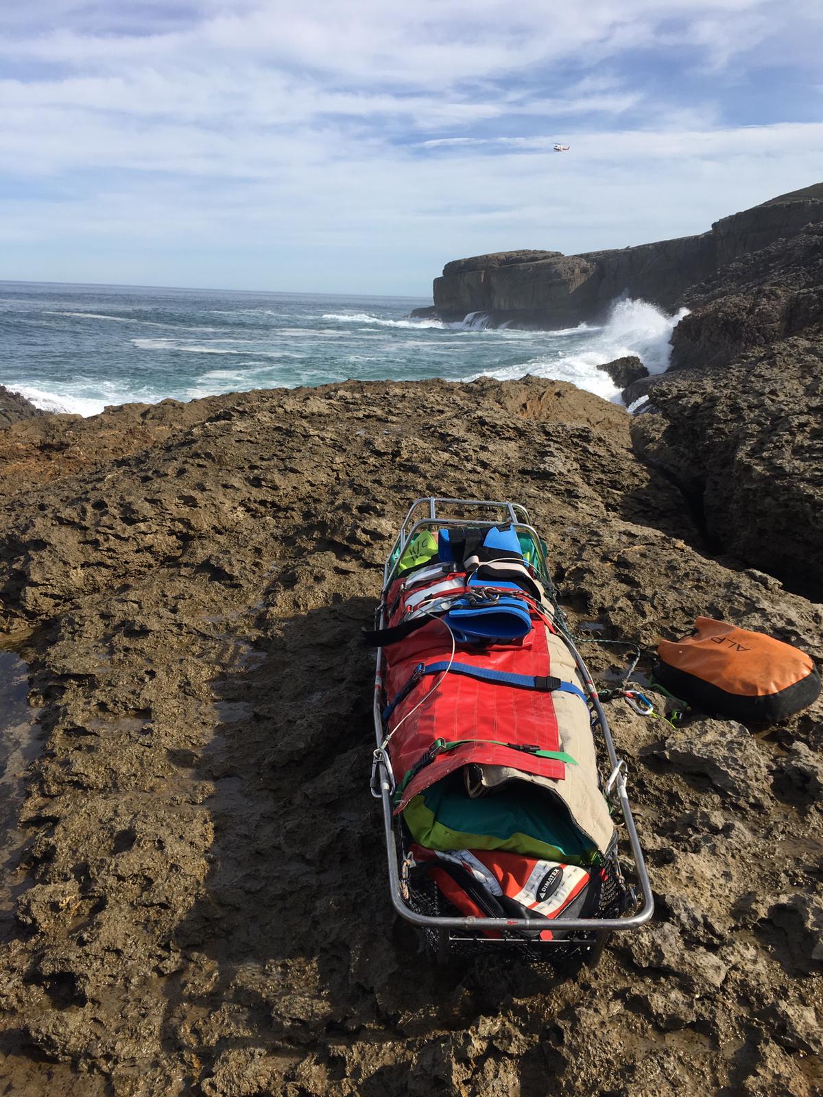 Un pescador, herido leve por un golpe de mar en Isla, ha tenido que ser rescatado por el helicóptero