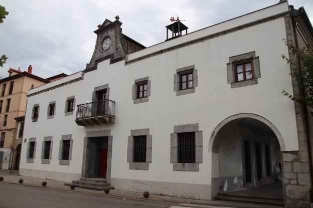 «La reforma del antiguo ayuntamiento de Laredo es una auténtica basura»