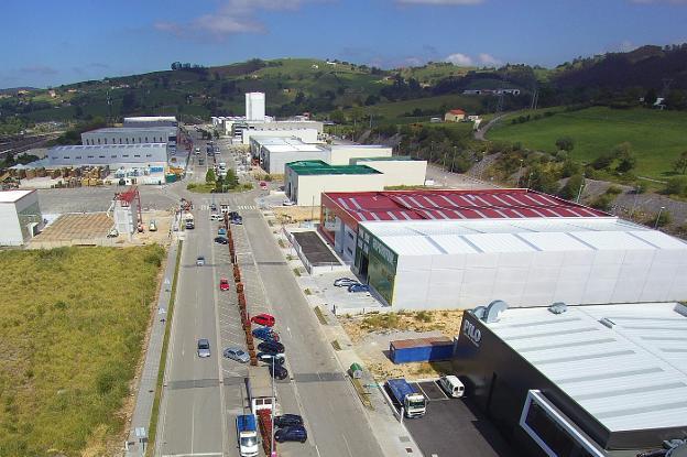 El futuro polígono industrial encalla mientras en el actual ya no quedan parcelas a la venta