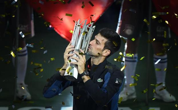 Djokovic reina en Shanghái y se acerca al trono mundial