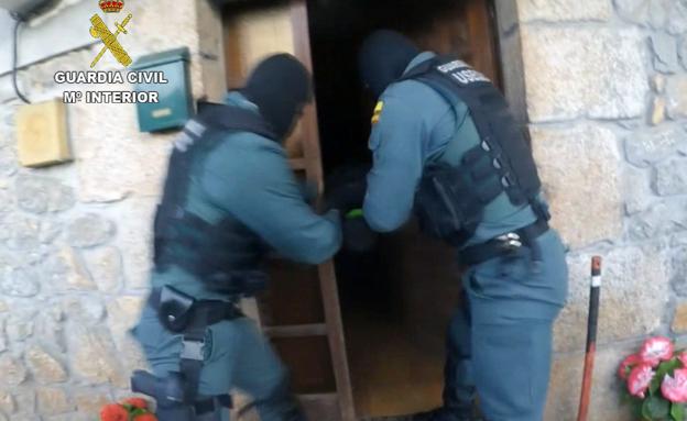 Detenidos dos vecinos de Entrambasaguas por tráfico de drogas