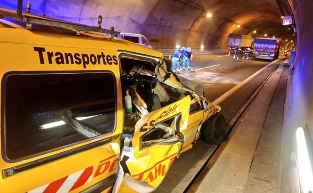 Un accidente en el túnel de Somaconcha deja un herido leve y un carril cortado