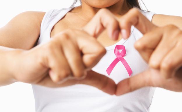Avril en la Ría se tiñe de rosa contra el cáncer de mama