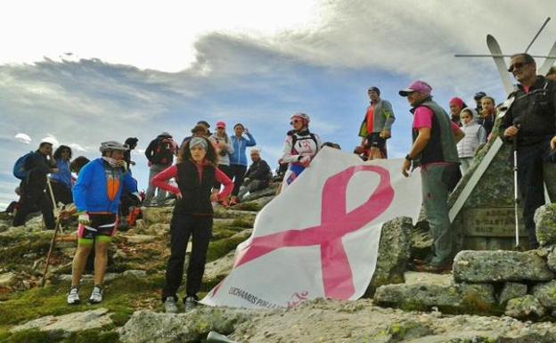 El lazo rosa sube al Pico Jano