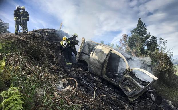 Atropella a una niña y luego quema y despeña su furgoneta para eliminar pruebas