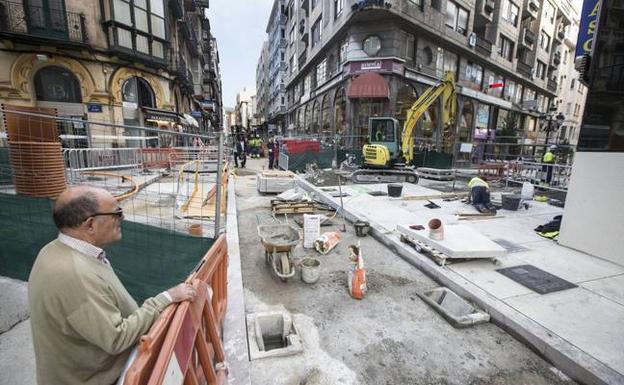 Las nuevas aceras de la calle Cervantes ya se dejan ver en medio de las obras