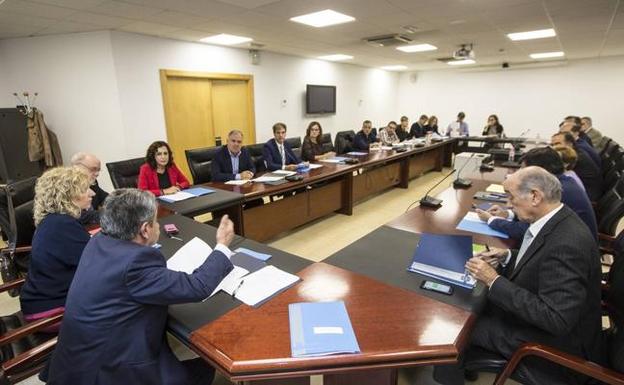 El Gobierno aprueba rebajar la jornada de los funcionarios a 36 horas en 2019 y a 35 en 2020