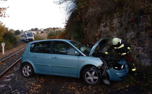 Un hombre, herido leve tras ser arrollado su coche por el tren