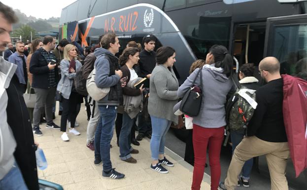 «Pagué un billete de avión y ahora tengo que volver en autobús»