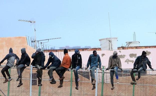 España expulsa a Marruecos a 55 de los 209 inmigrantes que saltaron la valla de Melilla