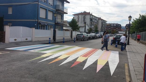 Colindres pinta los pasos de peatones de colores para incentivar su uso entre los niños