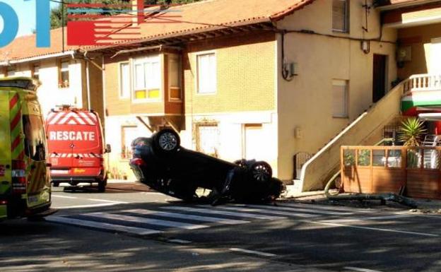 Tres heridas leves en Escobedo tras volcar el coche en el que viajaban