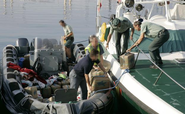 El Gobierno declara la guerra al 'narco' del Estrecho al prohibir las planeadoras