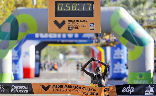 Abraham Kiptum bate en Valencia el récord mundial de Medio Maratón