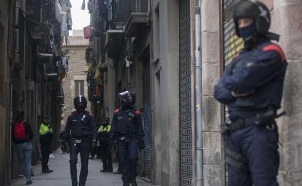 Más de 700 mossos despliegan un macrooperativo contra los 'narcopisos' en Barcelona