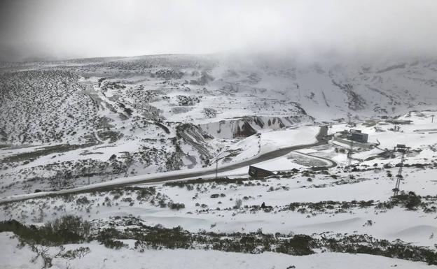 Impresionantes neveros en la subida a Palombera