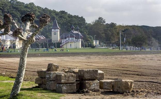 Una tonelada de semillas para renovar el césped de la campa de La Magdalena