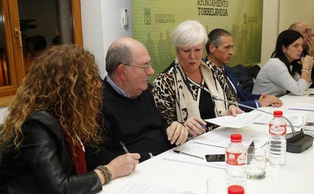 El Pleno de Torrelavega aprueba el reajuste de las comisiones para dar representación al concejal no adscrito