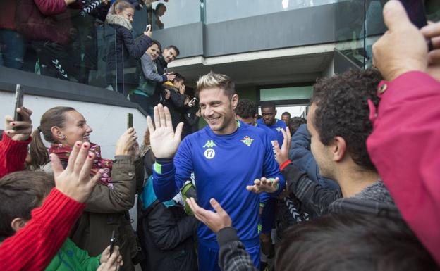 Joaquín 'Hulio', la sensación en el entrenamiento del Betis en Santander