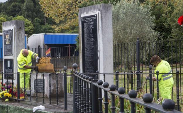 Aparecen pintadas en el monumento de Camargo a las víctimas del nazismo y la represión franquista