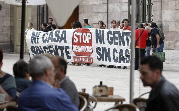 Podemos registra en el Parlamento cántabro la ley de vivienda elaborada por la PAH