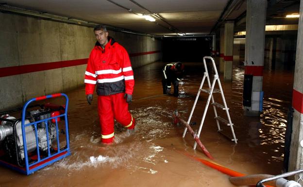 Las intensas lluvias inundan por tercera vez este año casas y garajes de Duález