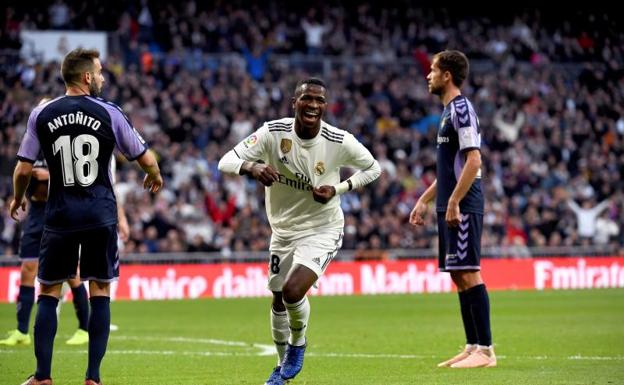 Vinícius y la suerte salvan al Real Madrid